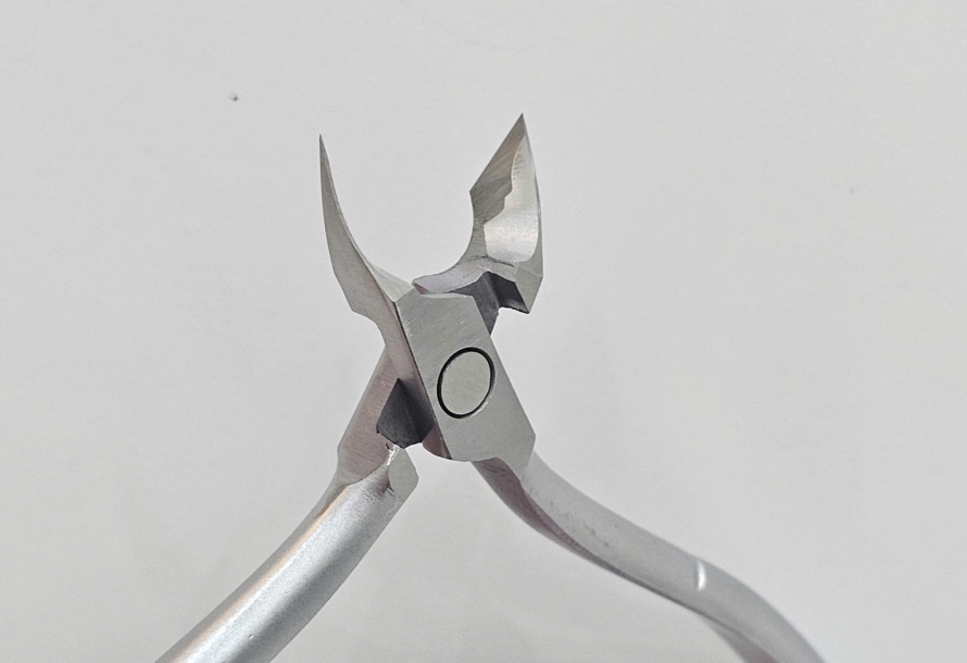 Phân Biệt Kềm Tốt - Kềm Kém: Bí Quyết Giúp Thợ Nail Làm Nghề Bền Và Êm Tay