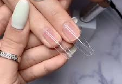 Kỹ thuật úp móng không bị lệch: Bí quyết chuẩn salon giúp form đẹp – bền – chuyên nghiệp