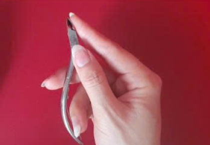 Cách cầm kềm nail: Tì hông hay tì hậu?