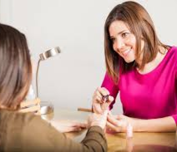Khách Đòi Mẫu Nail Vượt Tay Nghề – Xử Lý Thế Nào Để Không Mất Khách Mà Vẫn Giữ Uy Tín?