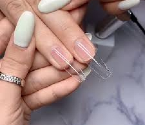 Kỹ thuật úp móng không bị lệch: Bí quyết chuẩn salon giúp form đẹp – bền – chuyên nghiệp