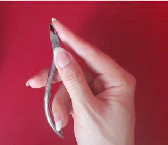 Cách cầm kềm nail: Tì hông hay tì hậu?