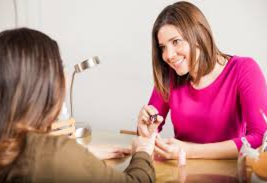 Khách Đòi Mẫu Nail Vượt Tay Nghề – Xử Lý Thế Nào Để Không Mất Khách Mà Vẫn Giữ Uy Tín?