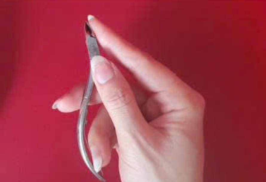 Cách cầm kềm nail: Tì hông hay tì hậu?